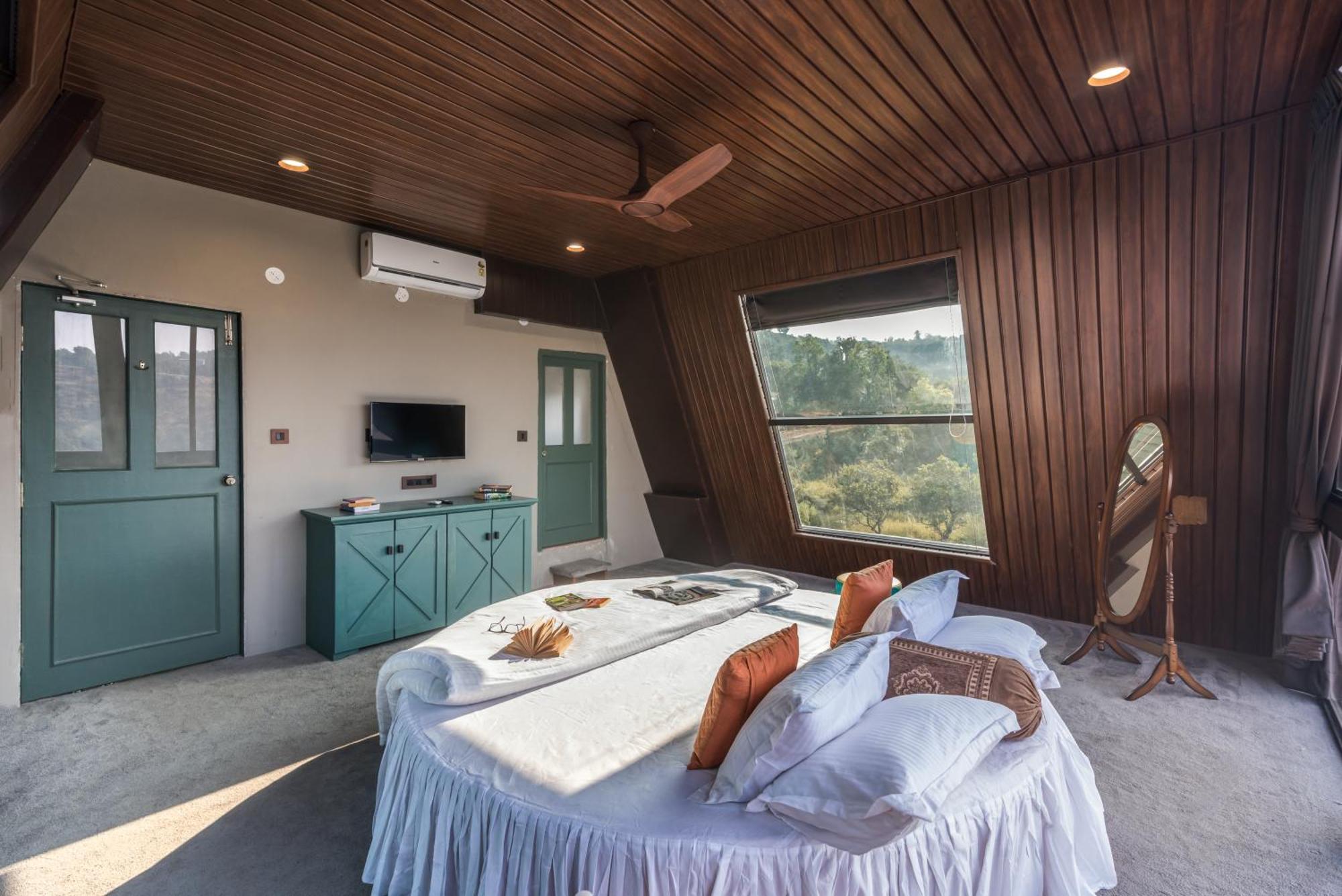 Saffronstays A Vantage, Panchgani - A Pyramid Shaped Unique Luxury Villa With Infinity Valley Views Exterior foto